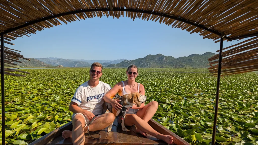 Annebel, Wesley en hond Rox op boot tijdens tocht op Lake Shkoder (skadarmeer) in Montenegro