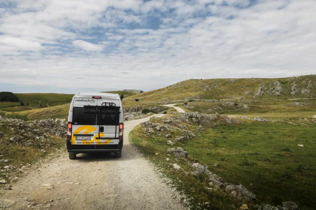 Campervan op bergweg naar Lukomir tijdens Balkan roadtrip route
