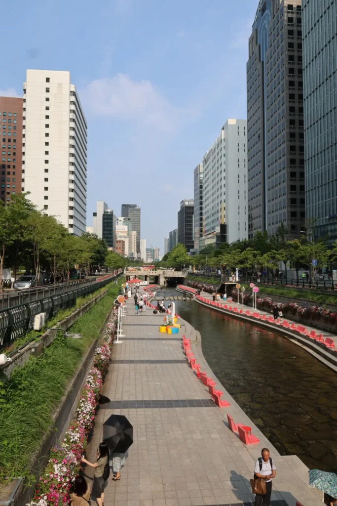 Cheonggyecheon in Seoul bij mild voorjaar weer