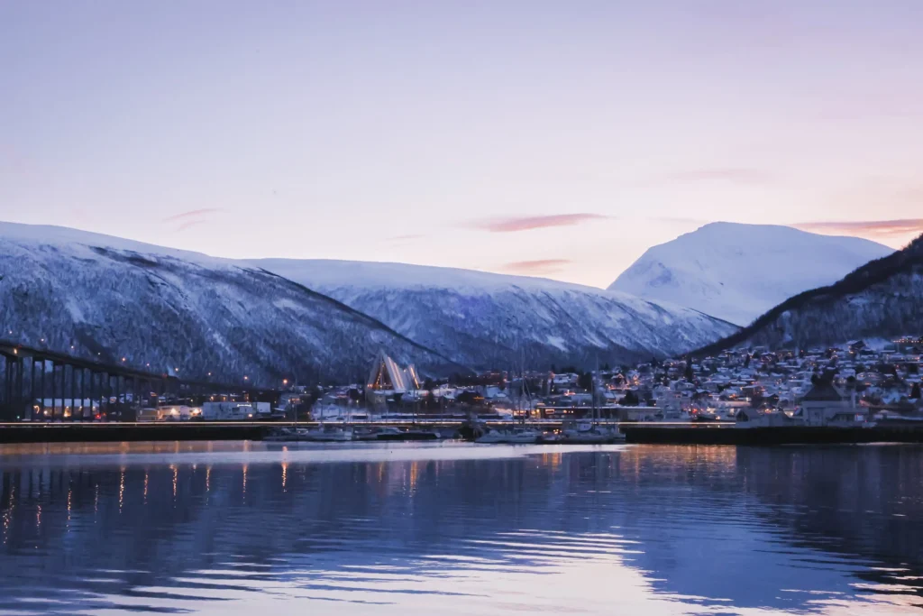 Een wandeling door de compacte stad Tromso naar de Arctic cathedral is een van de activiteiten die je kan doen tijdens de winter