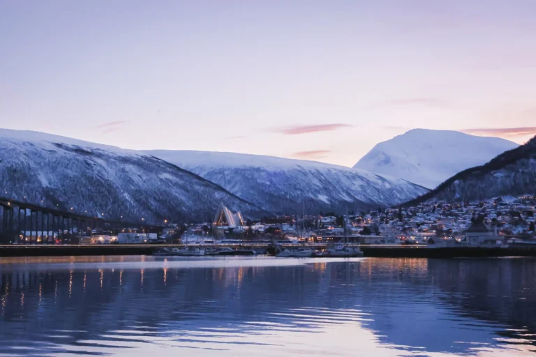 Een wandeling door de compacte stad Tromso naar de Arctic cathedral is een van de activiteiten die je kan doen tijdens de winter