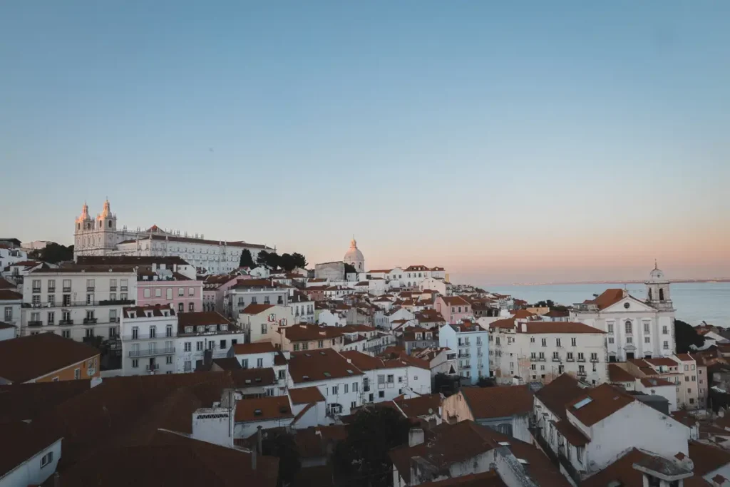 Zicht op alfama stadswijk met de oudste gebouwen van Lissabon en mooiste miradouros