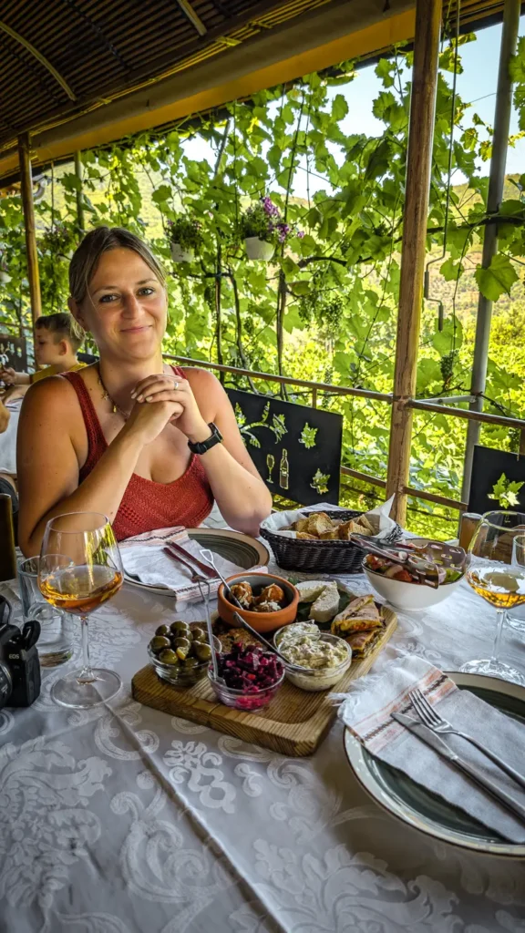 Tafel met wijn en lokale gerechten in wijngaard bij Alpeta Winery in Berat Albanië