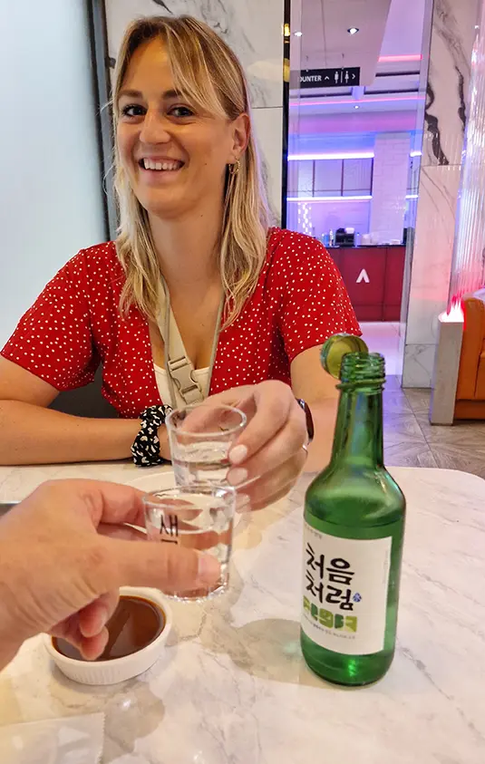 Annebel drinkt soju in een Korean Fried Chicken zaak in Myeongdong
