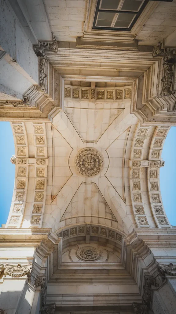 Arco da rua Augusta is een prachtig bouwwerk dat de praco do commercio verbint met het historische centrum