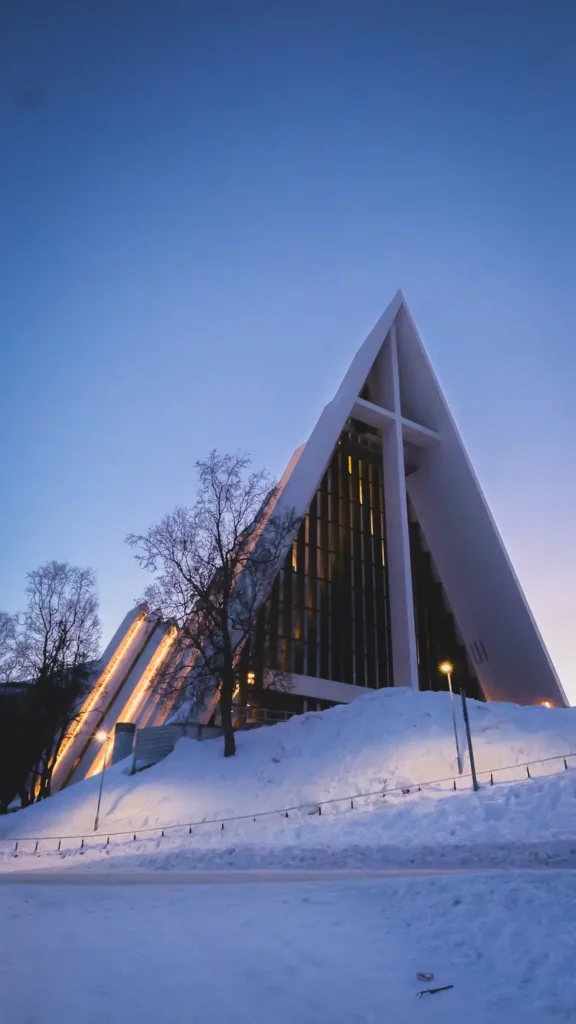 De arctic cathedral is een prachtige kerk met mooie glasgevel