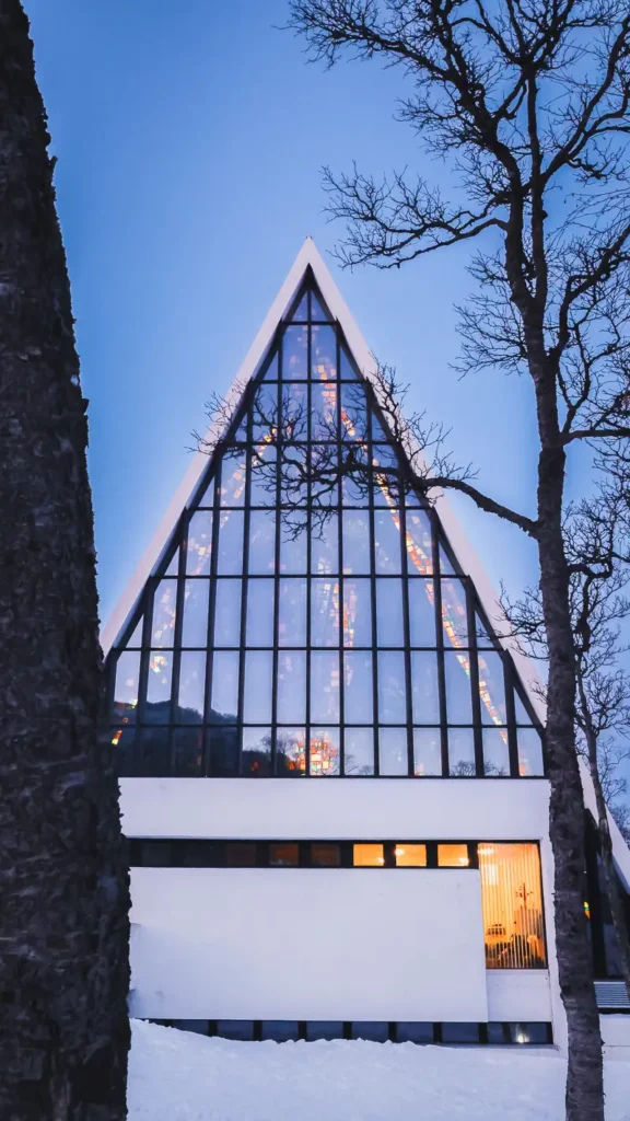 De glasgevel van de Arctic cathedral bewonderen is een leuke activiteit tijdens je verblijf in Tromso