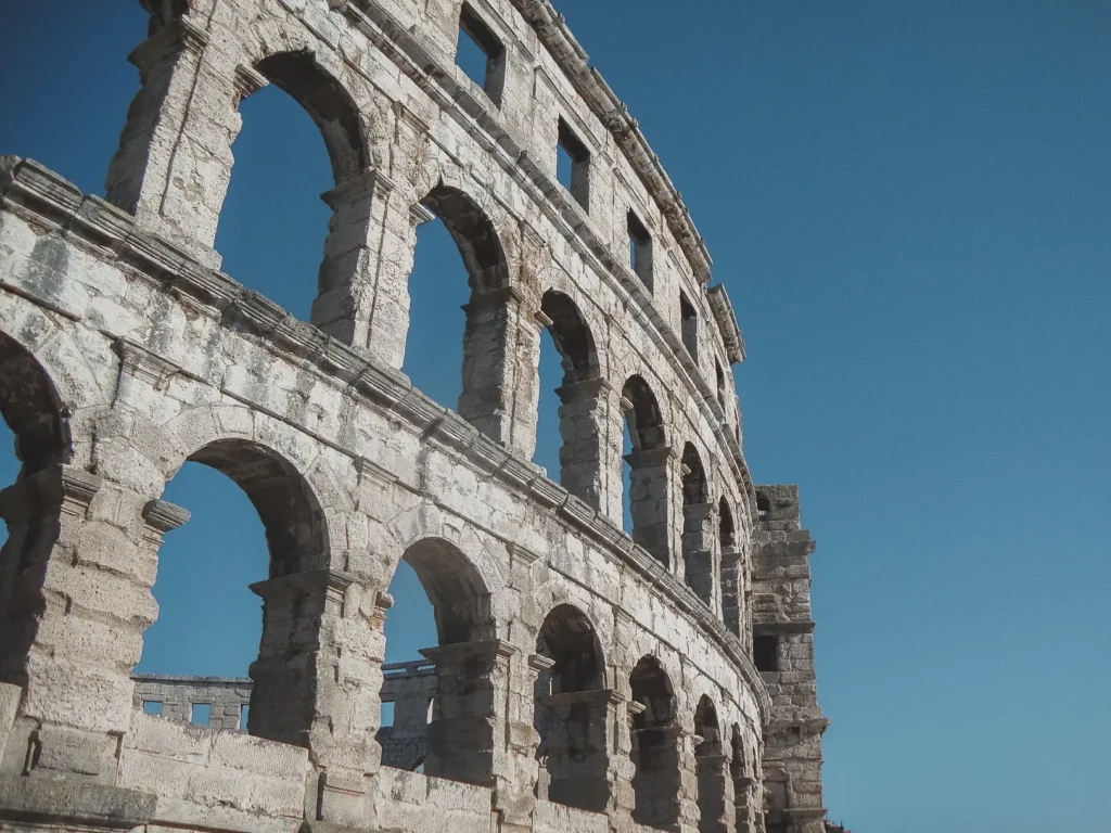 De Arena van Pula met haar imposante Romeinse bogen onder een blauwe hemel
