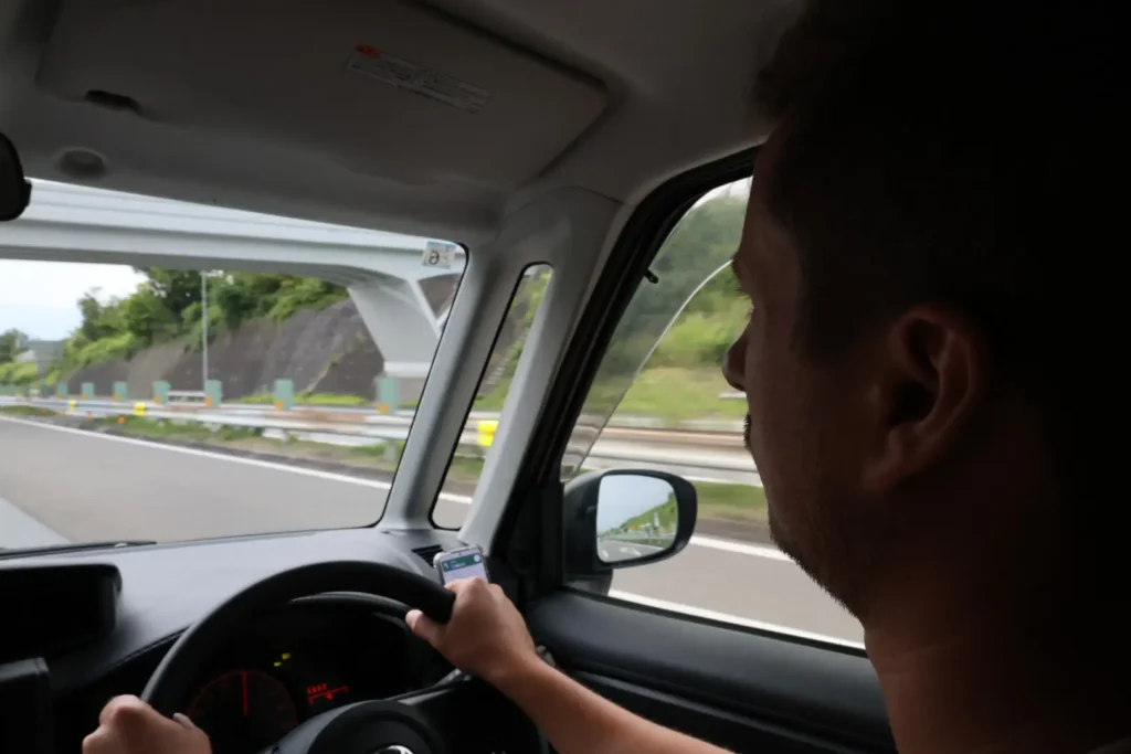 Autorijden op Japanse snelweg met huurauto en navigatie