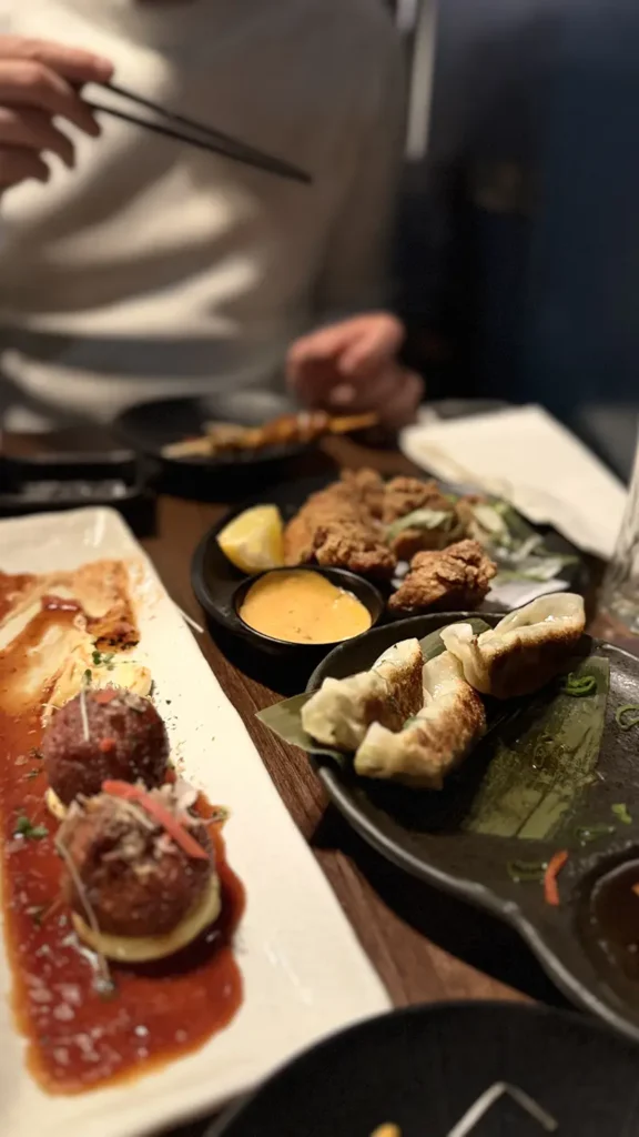 Dumplings en fried chicken op tafel in een restaurant in Londen