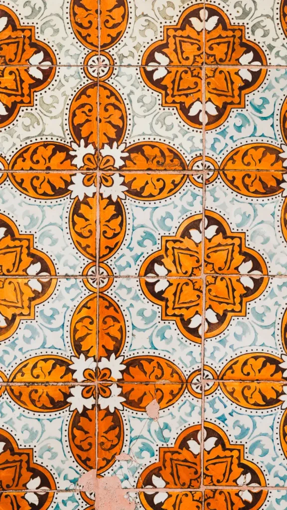 Azulejos zijn de gekleurde tegeltjes die je overal in Lissabon in het straatbeeld tegenkomt