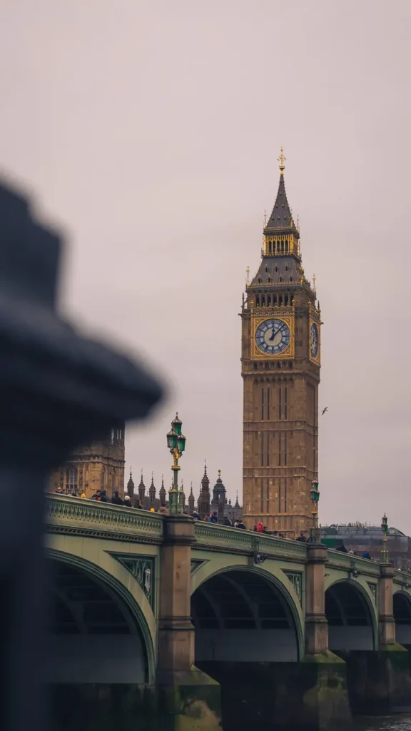 Big Ben gezien vanaf Westminster Bridge met uitzicht over de Thames in Londen