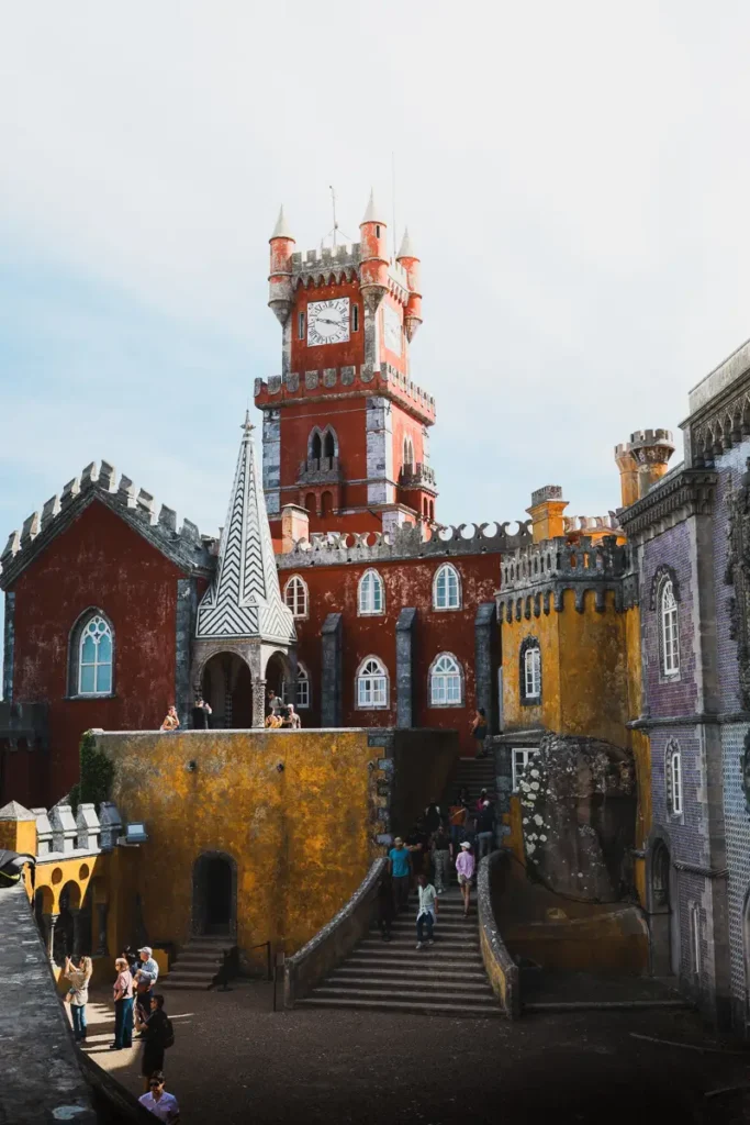 Binnenkoer van Pena Palace in Sintra als daguitstap vanaf Lissabon