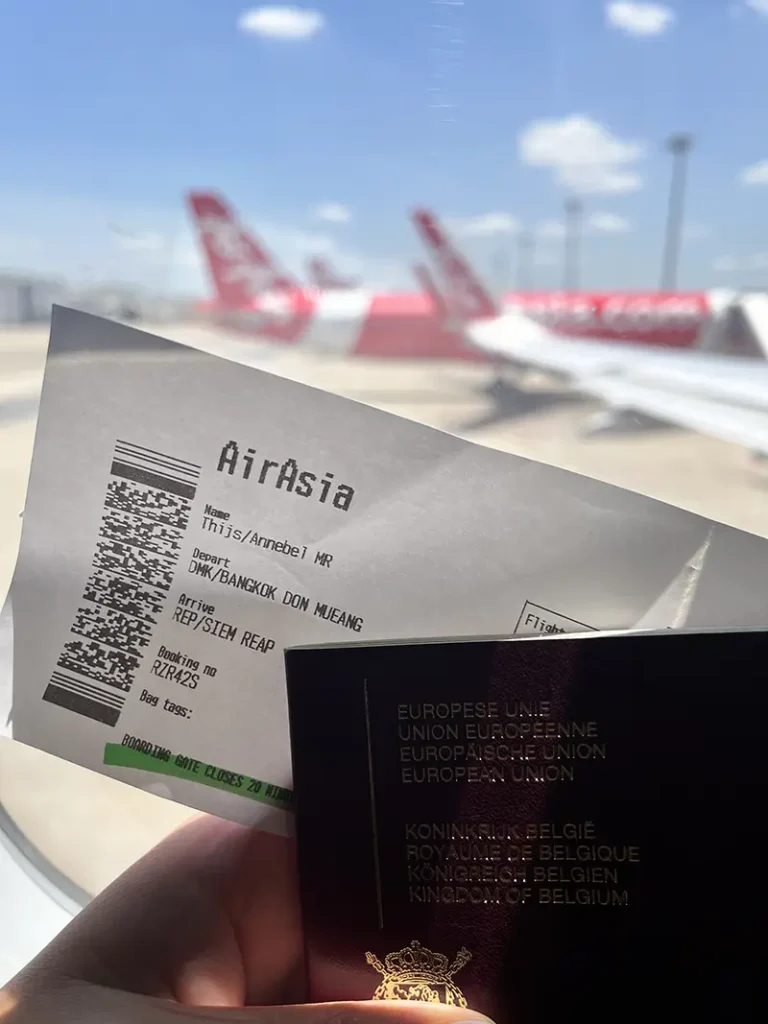 Boarding pass en paspoort in de hand voor een vlucht geboekt via een goedkope deal