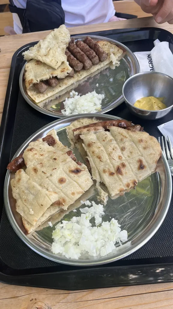Traditionele Bosnische ćevapi tijdens een roadtrip door Bosnië