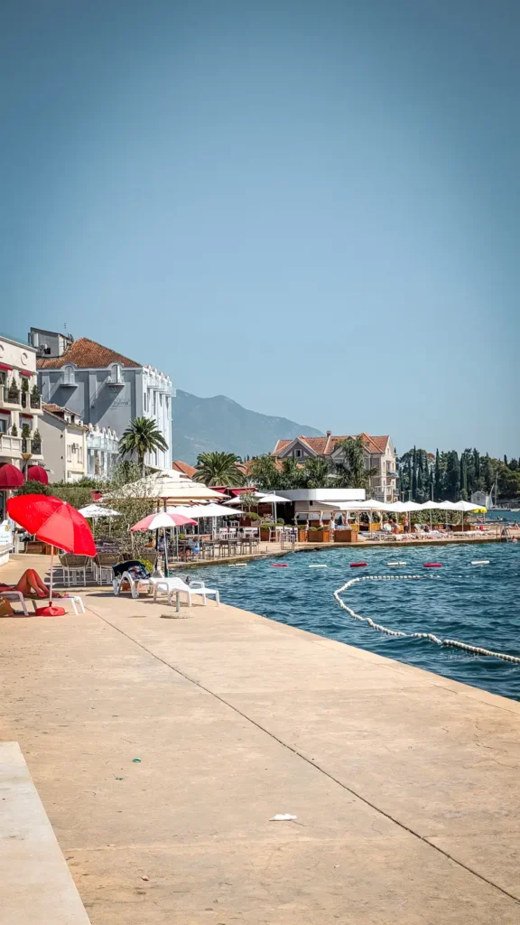 Boulevard langs het water in Tivat in Montenegro
