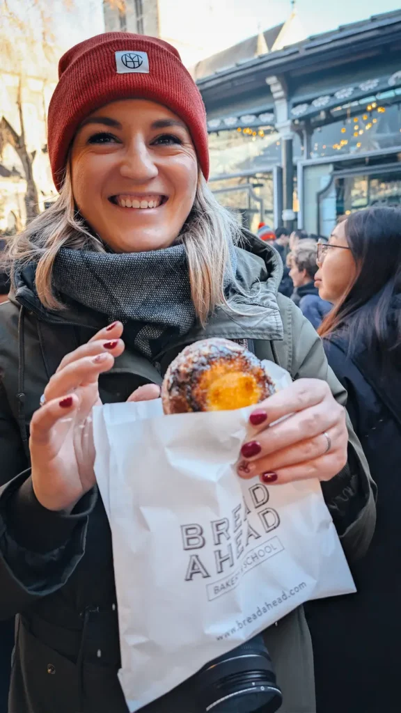 Close-up van iemand die een donut eet van Bread Ahead in Londen