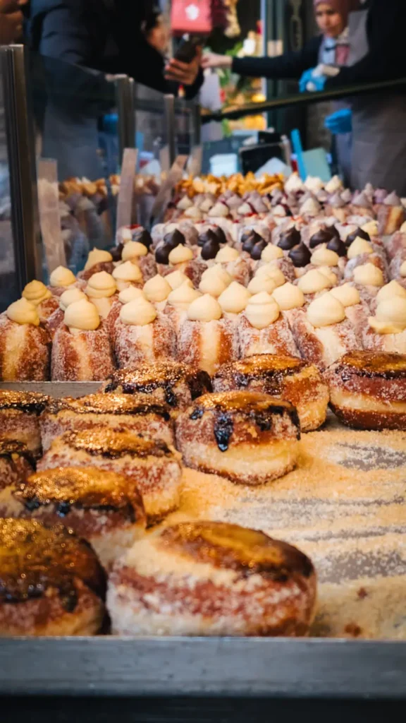Verse donuts bij Bread Ahead bakery op Borough Market in Londen