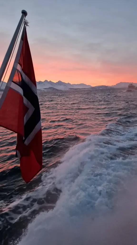 de tocht naar de voedergronden duurt enkele uren maar is wel prachtig tijdens de poolnacht