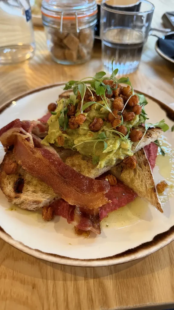 Avocado toast met bacon tijdens brunch in Londen brother marcus