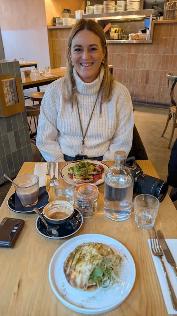 Persoon zit aan tafel met brunchgerechten in Londen brother marcus