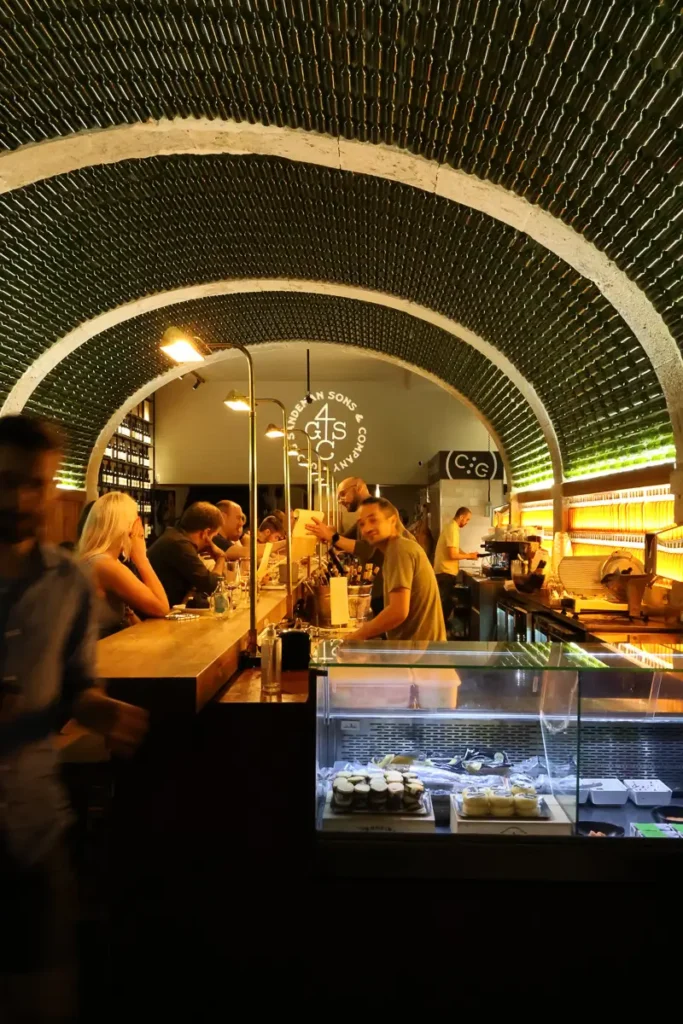 By the wine is een geweldige restaurant met lokale wijnen en delicatessen en is een must do op je citytrip naar Lissabon
