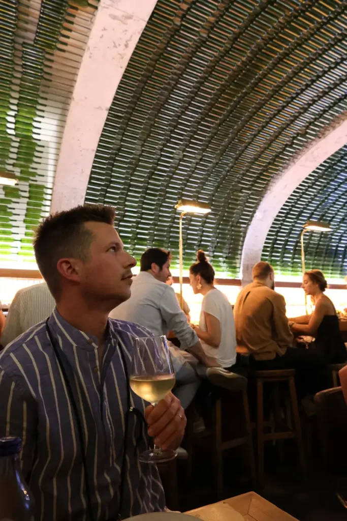 By the Wine winebar is een restaurant dat je moet doen tijdens je citytrip naar lissabon