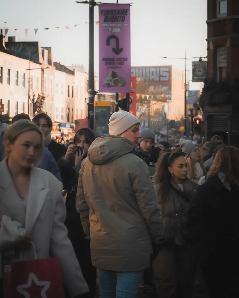 Drukke straat in Camden Londen met veel mensen en winkels
