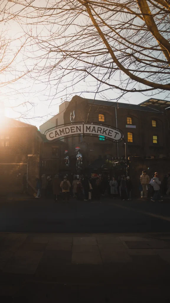 Camden Market met streetfood en kraampjes in alternatieve wijk Londen