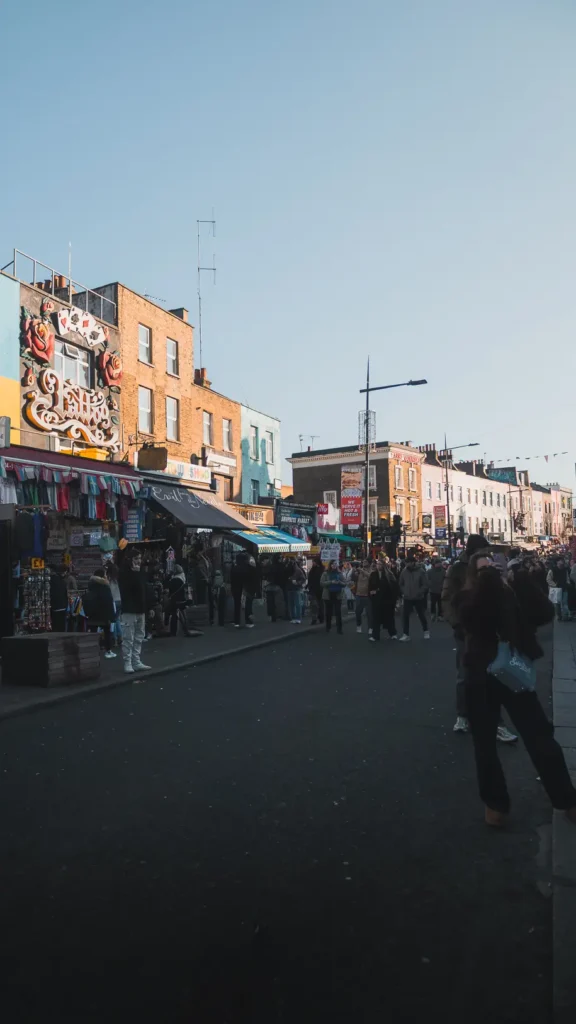 Street art en kleurrijke gevels in Camden tijdens een bezoek aan Londen