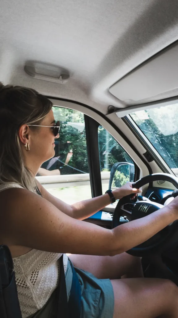Rijden met een campervan tijdens een roadtrip door de Balkan