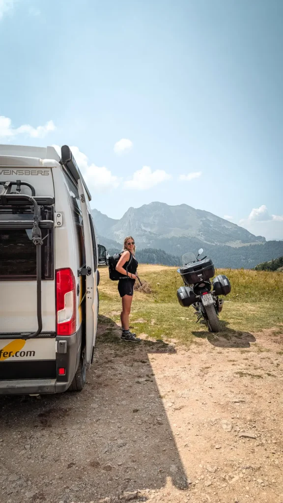 Stop met camper in bergachtig gebied tijdens Balkan roadtrip