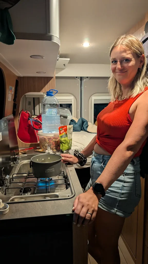 Koken in de camper tijdens een roadtrip door de Balkan