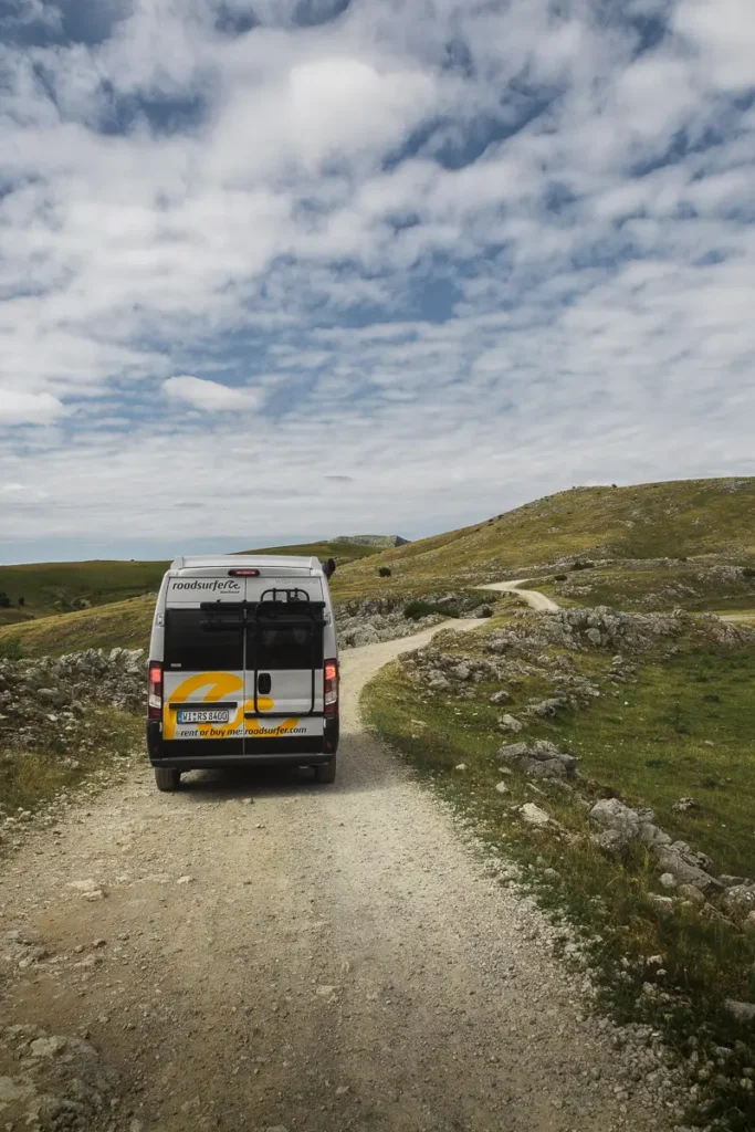 Camper op grindweg richting Lukomir in Bosnië