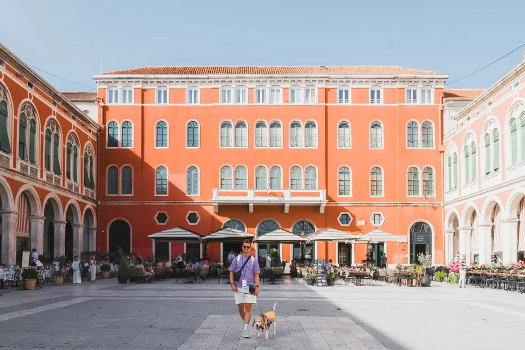 Reiziger met hond op het centrale plein in Split