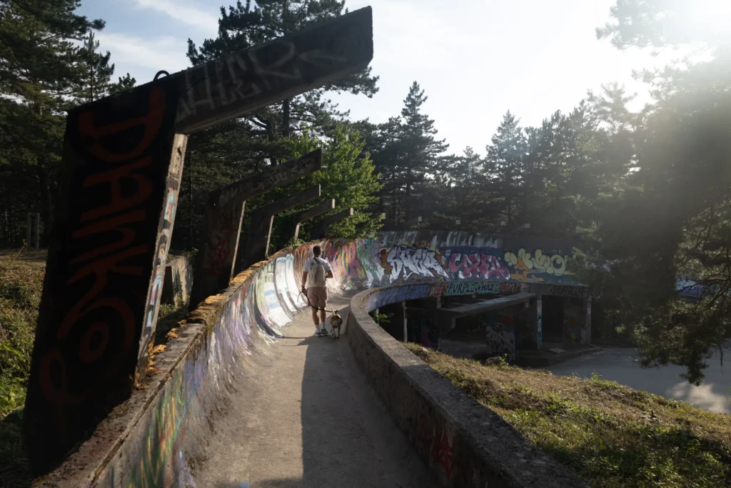 Overzicht van de verlaten olympische bobsleebaan op de Trebevićberg in Sarajevo.
