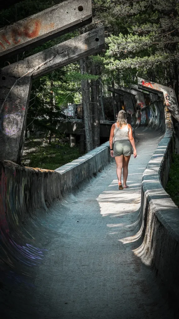 Wandelen door de verlaten olympische bobsleebaan op de Trebevićberg in Sarajevo.
