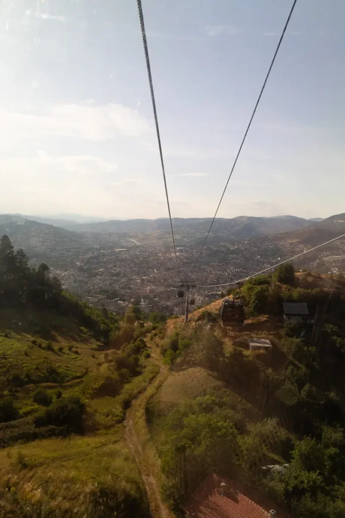 Uitzicht vanuit de kabelbaan naar de Trebevićberg tijdens een citytrip in Sarajevo.