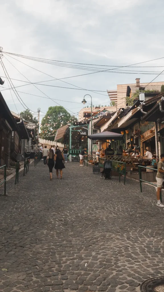 Gezellige straat met terrassen en cafés nabij Ministry of Ćejf in Sarajevo.