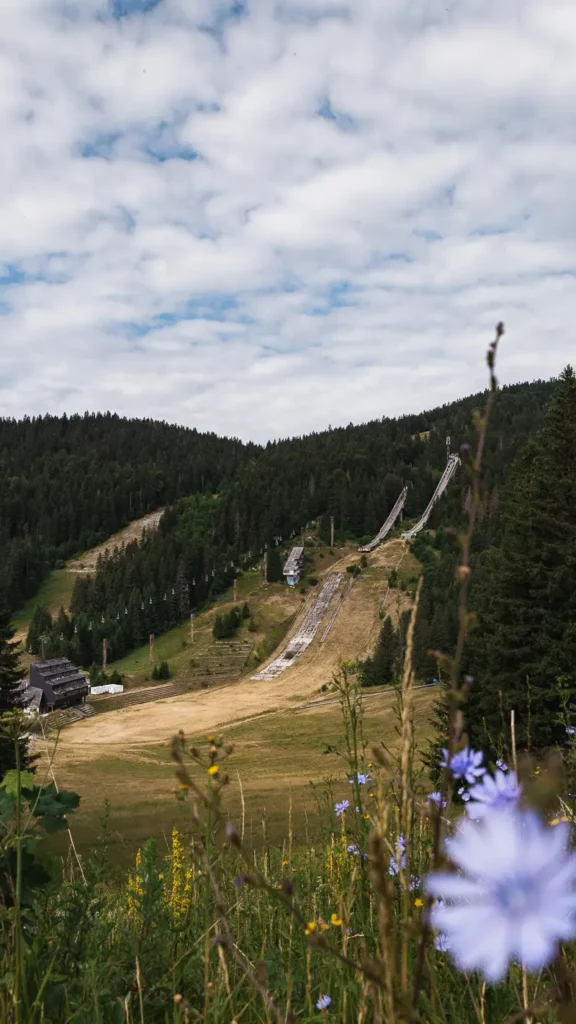 Overzicht van de verlaten olympische skischansen van Sarajevo.