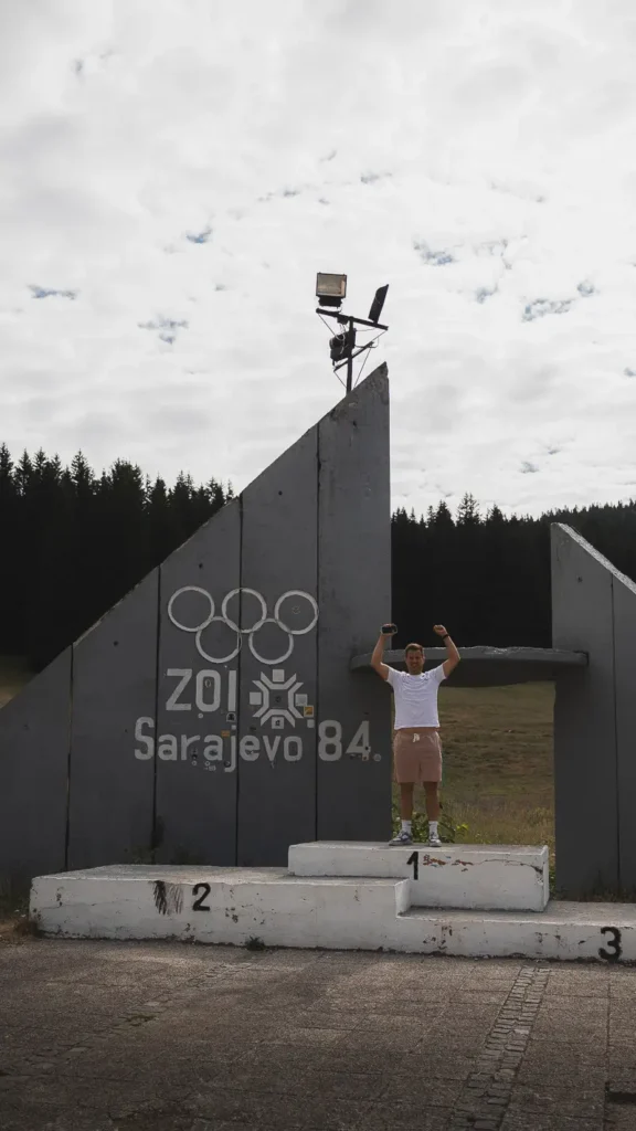 Podium met Sarajevo 1984-logo bij de verlaten olympische skischansen.