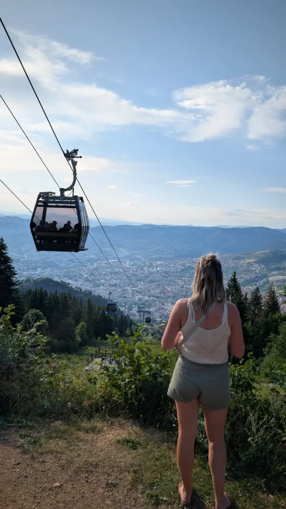 Uitzicht over Sarajevo vanaf de Trebevićberg met de kabelbaan op de voorgrond.