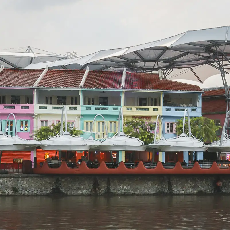 Pastelkleurige waterfront shophouses van Clarke Quay langs de Singapore River tijdens een layover.