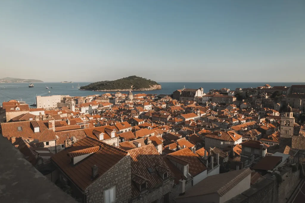 Uitzicht over de rode daken van Dubrovnik met Lokrum in de verte