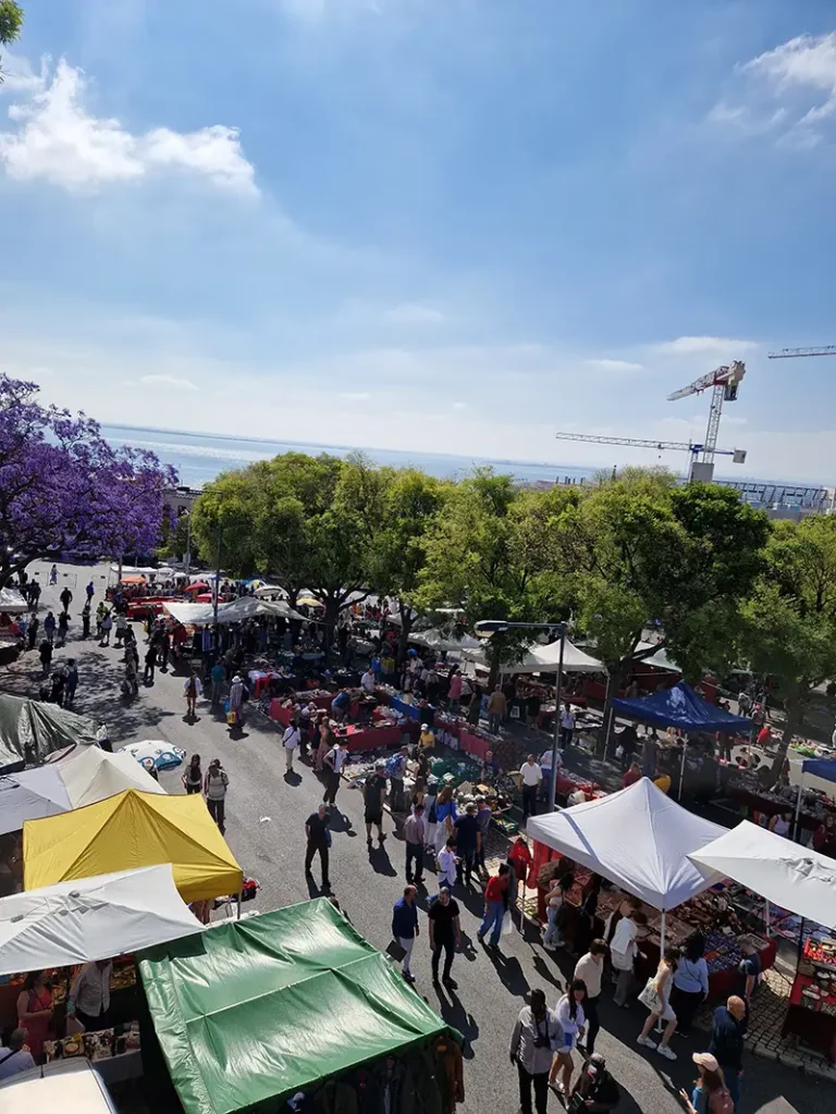 de markt op feira da ladra kan je bezoeken op dinsdag en zaterdag