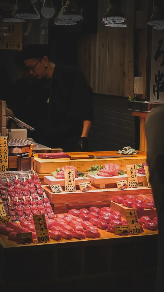 Sushi chef in Japan die verse tonijn snijdt voor nigiri