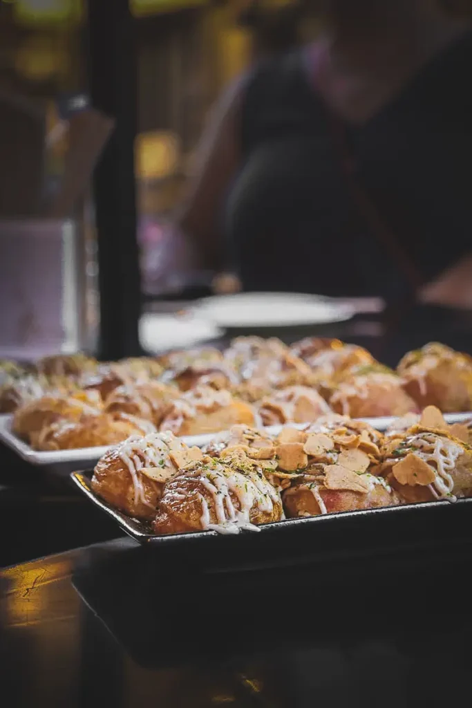 Vers gemaakte takoyaki in Osaka, populaire Japanse streetfood snack