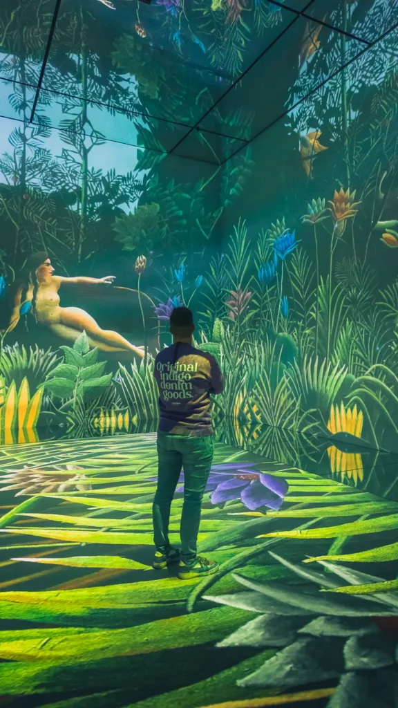 Bezoekers in interactieve kunstervaring in Frameless Londen