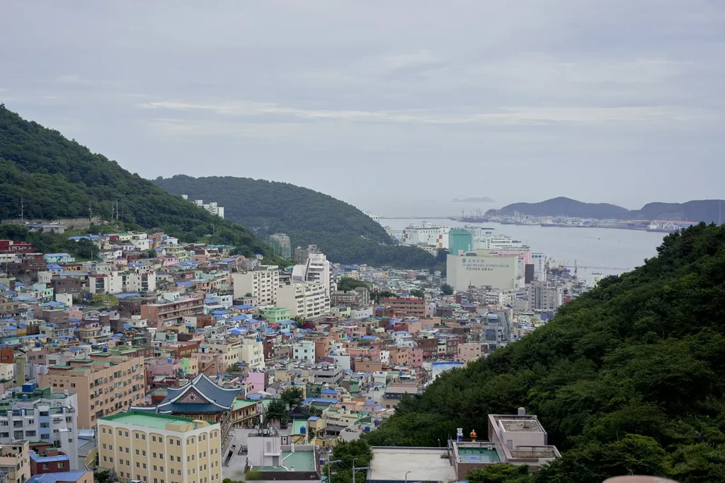 Uitzicht over kleurrijke huizen van Gamcheon Culture Village in Busan