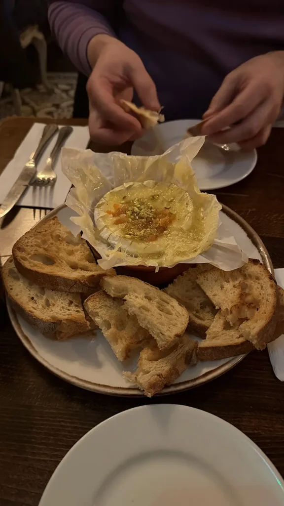 Gebakken kaas met brood in een restaurant in Londen